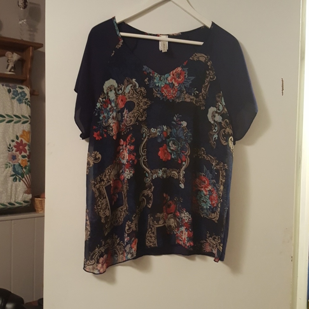 Short sleeve floral blouse